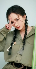 杨幂双麻花辫可爱发型搭配绿色工装短裤穿搭清新写真照片