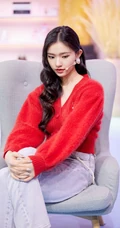 林允红色毛衣牛仔裤静坐沙发淑女范十足接受采访写真美照