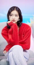 林允红色毛衣牛仔裤静坐沙发淑女范十足接受采访写真美照