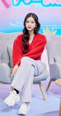 林允红色毛衣牛仔裤静坐沙发淑女范十足接受采访写真美照