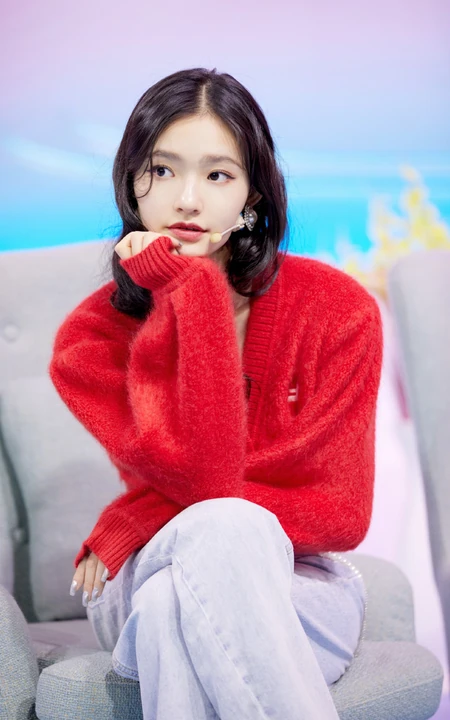 林允红色毛衣牛仔裤静坐沙发淑女范十足接受采访写真美照