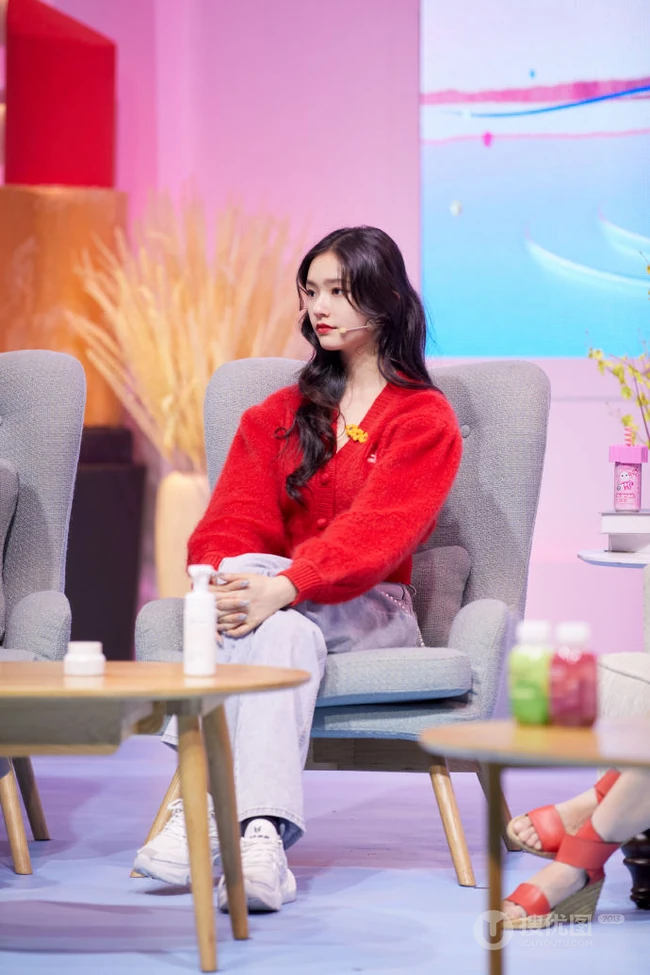 林允红色毛衣牛仔裤静坐沙发淑女范十足接受采访写真美照