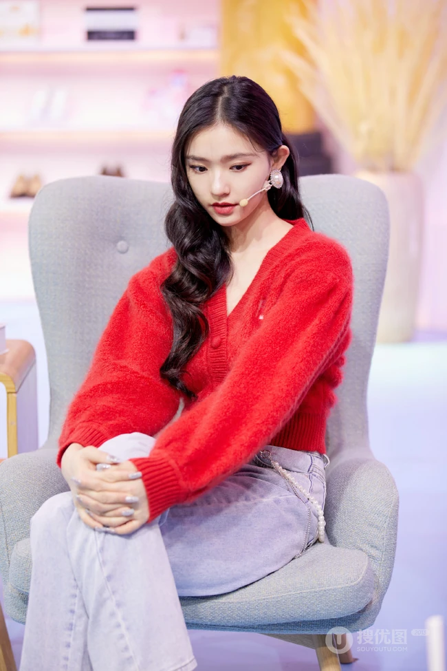 林允红色毛衣牛仔裤静坐沙发淑女范十足接受采访写真美照