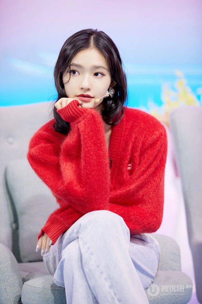 林允红色毛衣牛仔裤静坐沙发淑女范十足接受采访写真美照