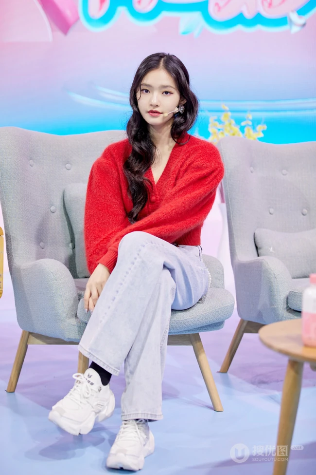 林允红色毛衣牛仔裤静坐沙发淑女范十足接受采访写真美照