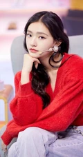 林允红色毛衣牛仔裤静坐沙发淑女范十足接受采访写真美照