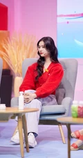 林允红色毛衣牛仔裤静坐沙发淑女范十足接受采访写真美照