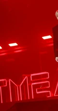 蔡徐坤金色发型搭配黑色西服大衣帅气活动照写真图片