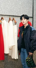 UNIQ帅哥成员李汶翰黑色字母T恤长衫牛仔裤休闲穿搭写真照