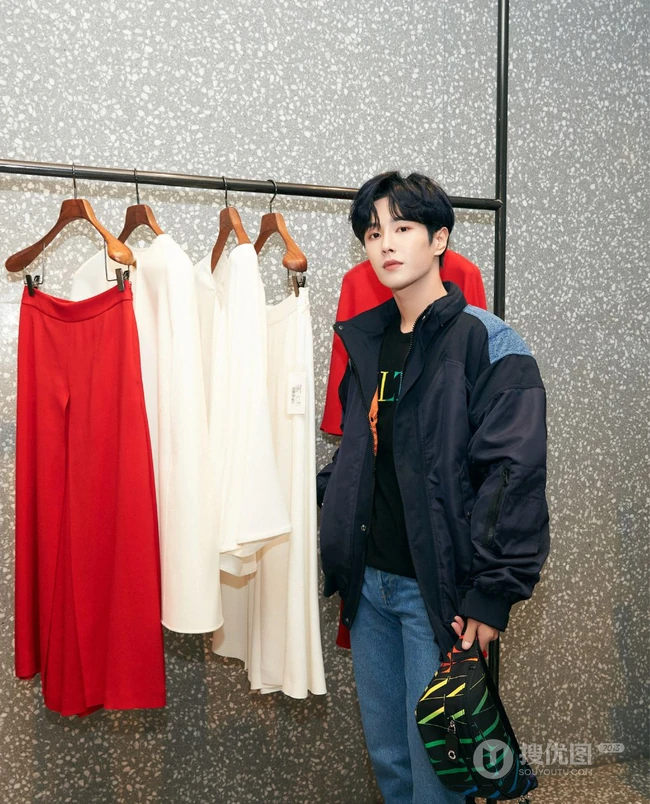 UNIQ帅哥成员李汶翰黑色字母T恤长衫牛仔裤休闲穿搭写真照