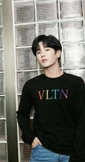 UNIQ帅哥成员李汶翰黑色字母T恤长衫牛仔裤休闲穿搭写真照