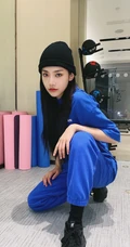 曾可妮蓝色卫衣套装加小黑帽居家自拍酷飒美照