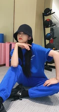 曾可妮蓝色卫衣套装加小黑帽居家自拍酷飒美照