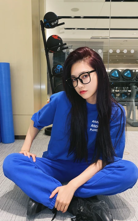 曾可妮蓝色卫衣套装加小黑帽居家自拍酷飒美照