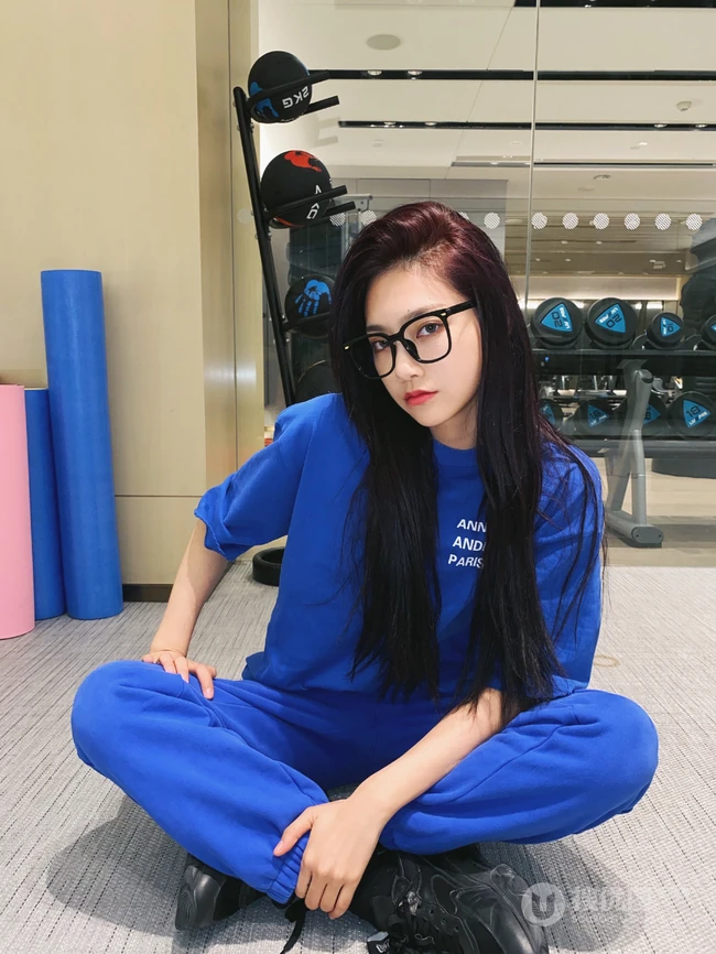曾可妮蓝色卫衣套装加小黑帽居家自拍酷飒美照