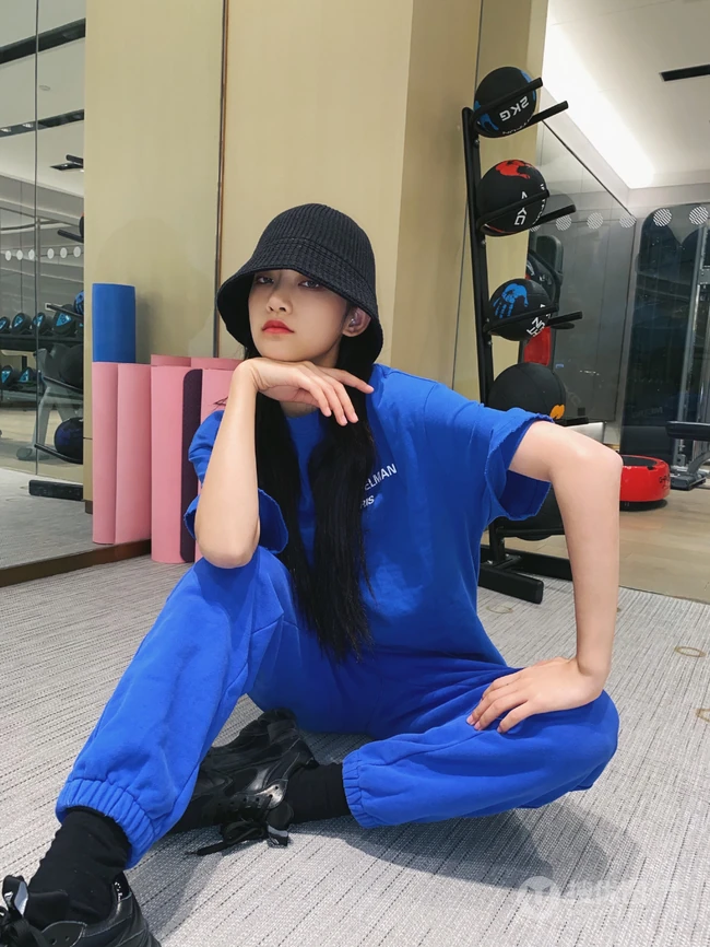 曾可妮蓝色卫衣套装加小黑帽居家自拍酷飒美照