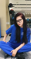 曾可妮蓝色卫衣套装加小黑帽居家自拍酷飒美照