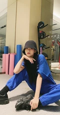 曾可妮蓝色卫衣套装加小黑帽居家自拍酷飒美照