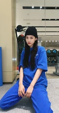曾可妮蓝色卫衣套装加小黑帽居家自拍酷飒美照