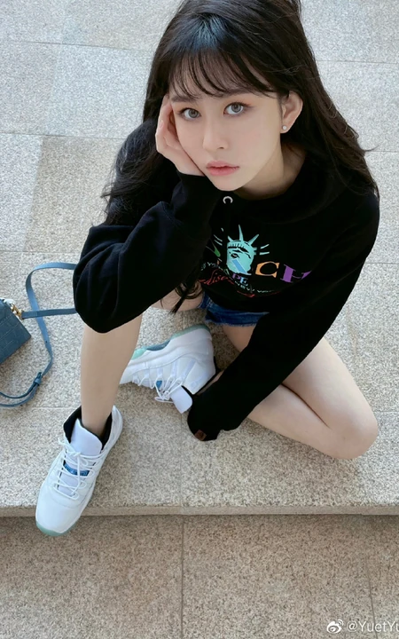 邱淑贞女儿晒黑衣牛仔短裤穿搭大秀气质线条感照片