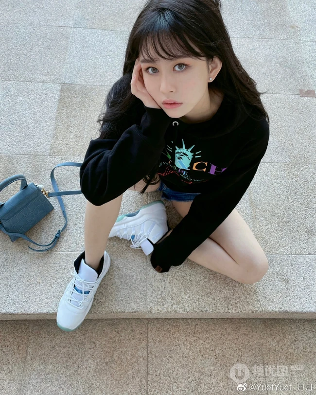 邱淑贞女儿晒黑衣牛仔短裤穿搭大秀气质线条感照片