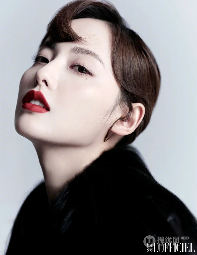 张嘉倪黑裙系列气质写真登最新《时装LOFFICIEL》杂志美照