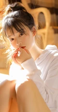 美妆博主，双眼皮漂亮可人马尾辫少女西酪li白色卫衣短裤暖室内写真照