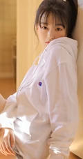 美妆博主，双眼皮漂亮可人马尾辫少女西酪li白色卫衣短裤暖室内写真照