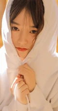 美妆博主，双眼皮漂亮可人马尾辫少女西酪li白色卫衣短裤暖室内写真照