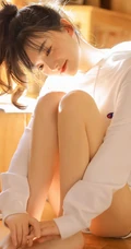 美妆博主，双眼皮漂亮可人马尾辫少女西酪li白色卫衣短裤暖室内写真照