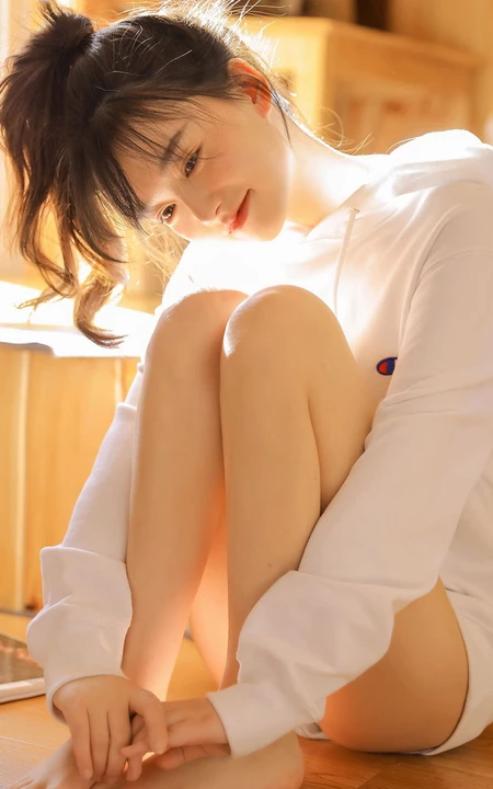 美妆博主，双眼皮漂亮可人马尾辫少女西酪li白色卫衣短裤暖室内写真照