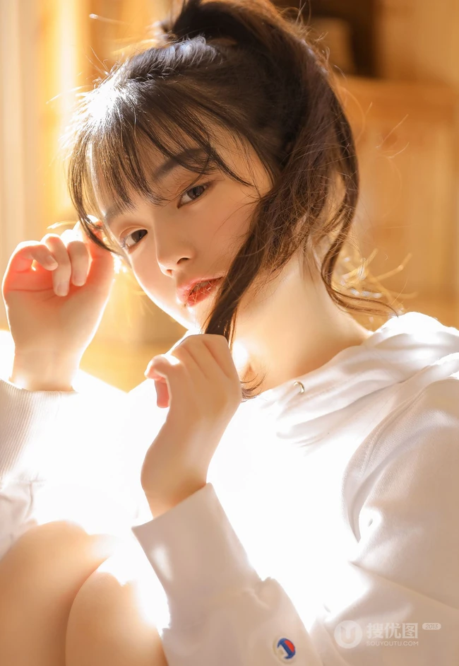 美妆博主，双眼皮漂亮可人马尾辫少女西酪li白色卫衣短裤暖室内写真照