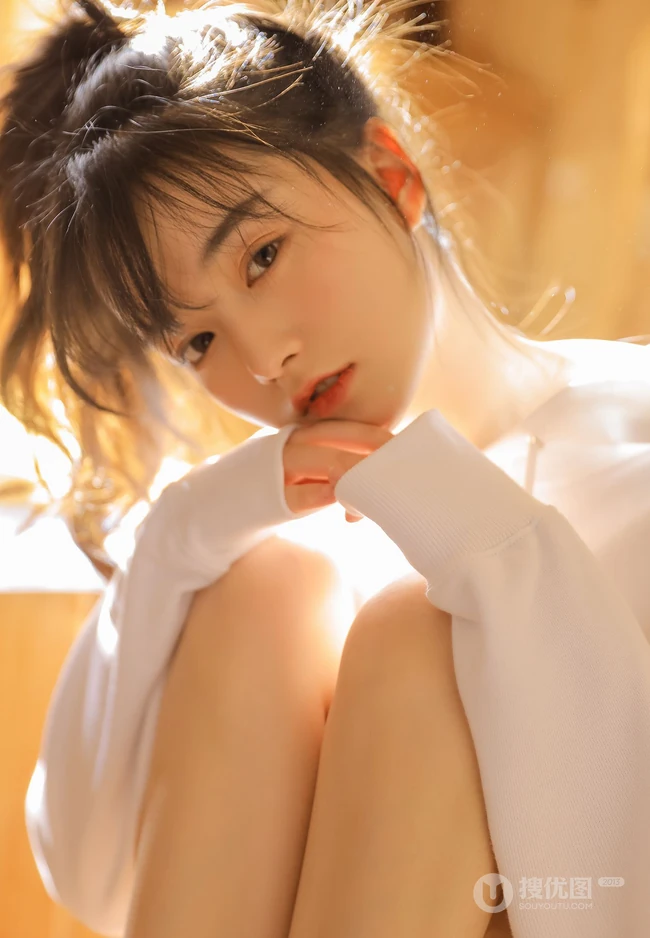 美妆博主，双眼皮漂亮可人马尾辫少女西酪li白色卫衣短裤暖室内写真照