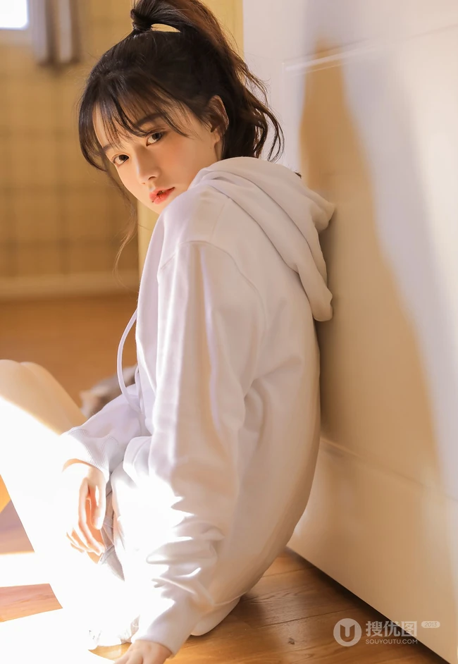 美妆博主，双眼皮漂亮可人马尾辫少女西酪li白色卫衣短裤暖室内写真照