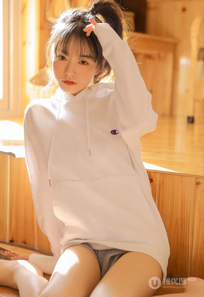 美妆博主，双眼皮漂亮可人马尾辫少女西酪li白色卫衣短裤暖室内写真照
