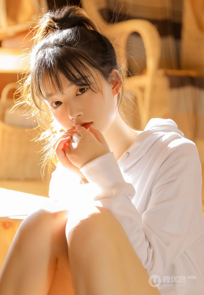 美妆博主，双眼皮漂亮可人马尾辫少女西酪li白色卫衣短裤暖室内写真照