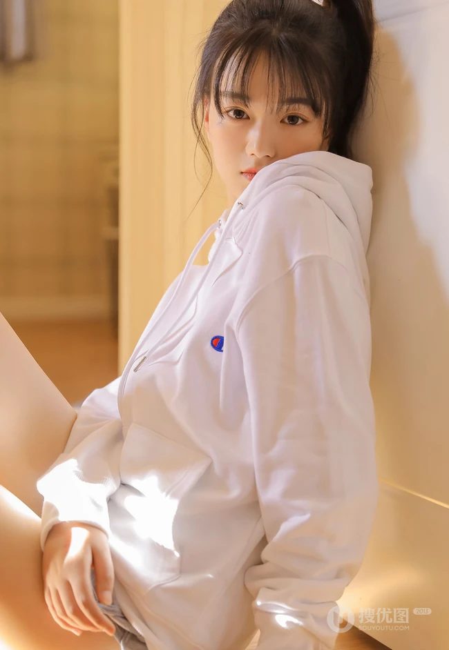 美妆博主，双眼皮漂亮可人马尾辫少女西酪li白色卫衣短裤暖室内写真照