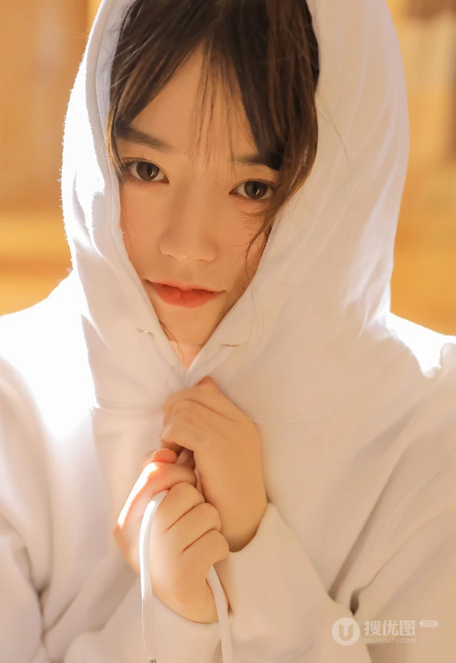 美妆博主，双眼皮漂亮可人马尾辫少女西酪li白色卫衣短裤暖室内写真照