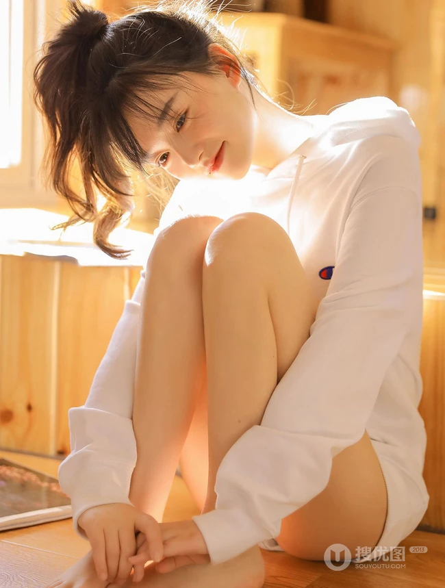 美妆博主，双眼皮漂亮可人马尾辫少女西酪li白色卫衣短裤暖室内写真照