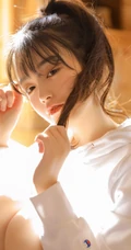 美妆博主，双眼皮漂亮可人马尾辫少女西酪li白色卫衣短裤暖室内写真照