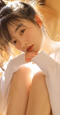 美妆博主，双眼皮漂亮可人马尾辫少女西酪li白色卫衣短裤暖室内写真照