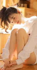 美妆博主，双眼皮漂亮可人马尾辫少女西酪li白色卫衣短裤暖室内写真照