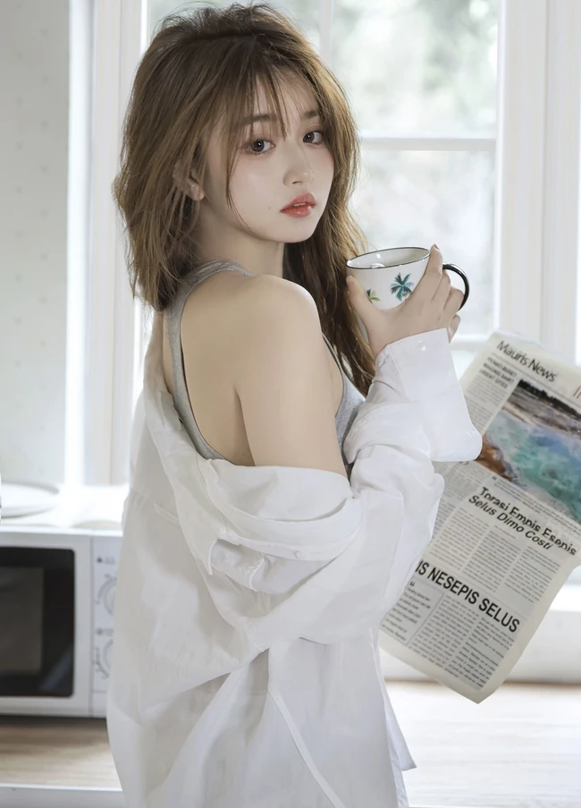 身材好颜值高的紧身运动背心牛仔裤靓丽少女厨房一角气质私拍写真照