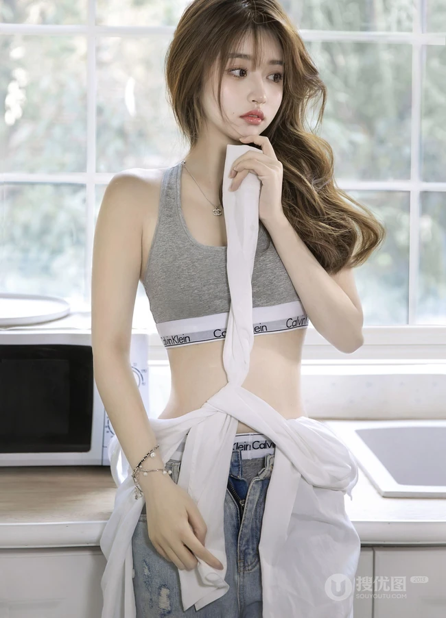 身材好颜值高的紧身运动背心牛仔裤靓丽少女厨房一角气质私拍写真照