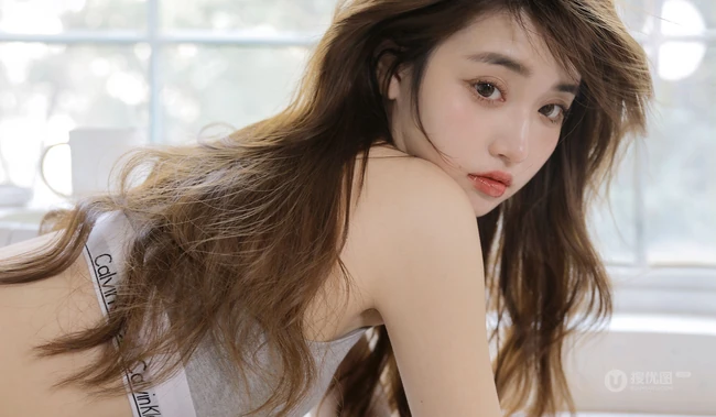 身材好颜值高的紧身运动背心牛仔裤靓丽少女厨房一角气质私拍写真照