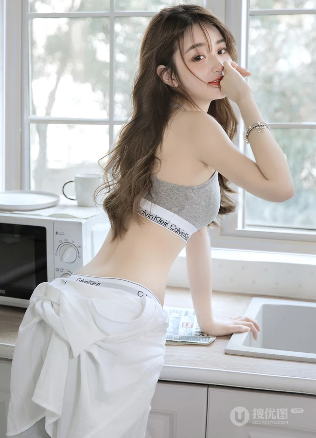 身材好颜值高的紧身运动背心牛仔裤靓丽少女厨房一角气质私拍写真照