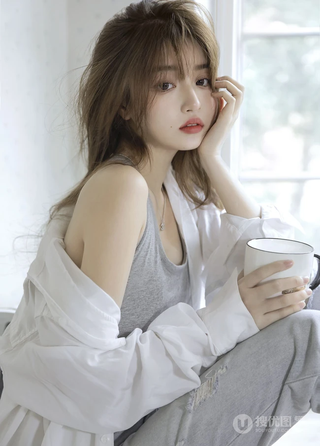 身材好颜值高的紧身运动背心牛仔裤靓丽少女厨房一角气质私拍写真照