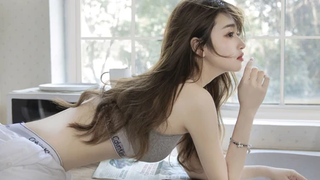 长睫毛，明亮眼睛，侧颜超美的运动背心女孩高清4k桌面壁纸图片