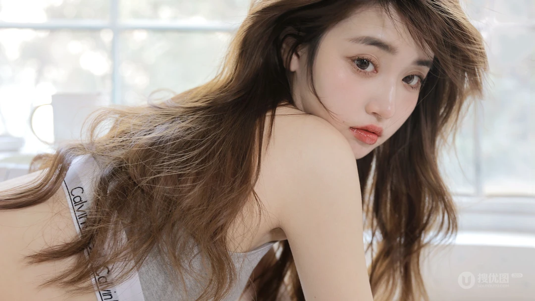 长睫毛，明亮眼睛，侧颜超美的运动背心女孩高清4k桌面壁纸图片