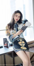 容颜娇美，肌肤如玉女生嫩模Vanessa刺绣风紧身包臀裙袜装气质室内写真套图
